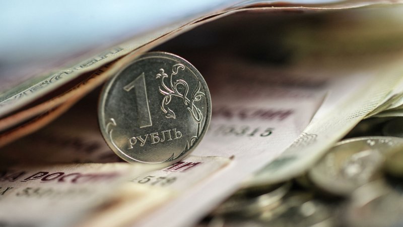 Курс рубля упал на фоне сообщений о новых санкциях США