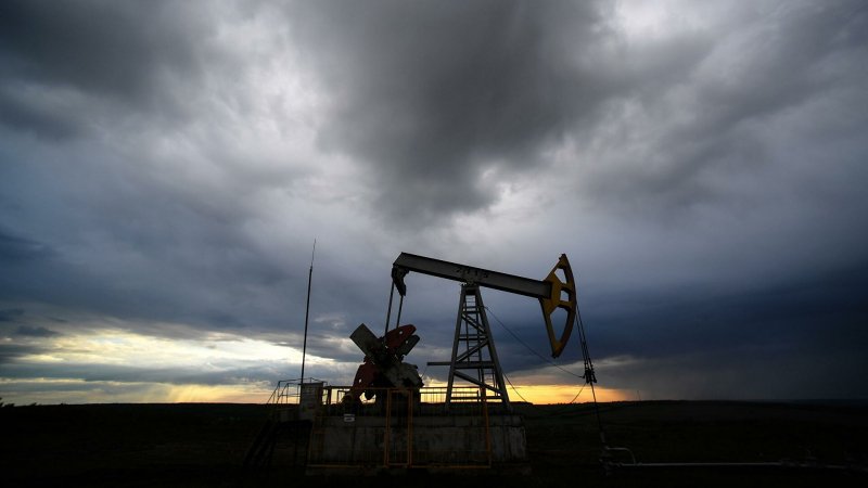 Нефтяникам увеличат доплаты за сдерживание цен на топливо, сообщили СМИ