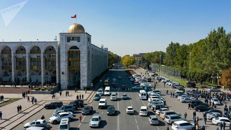 У входа в ЦИК Киргизии собралась группа недовольных итогами выборов