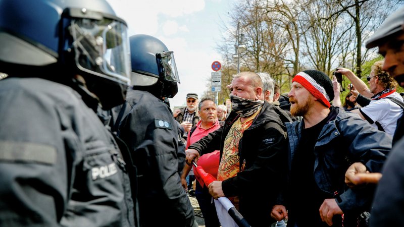 В Берлине задержали более 150 человек на акции против мер по COVID-19